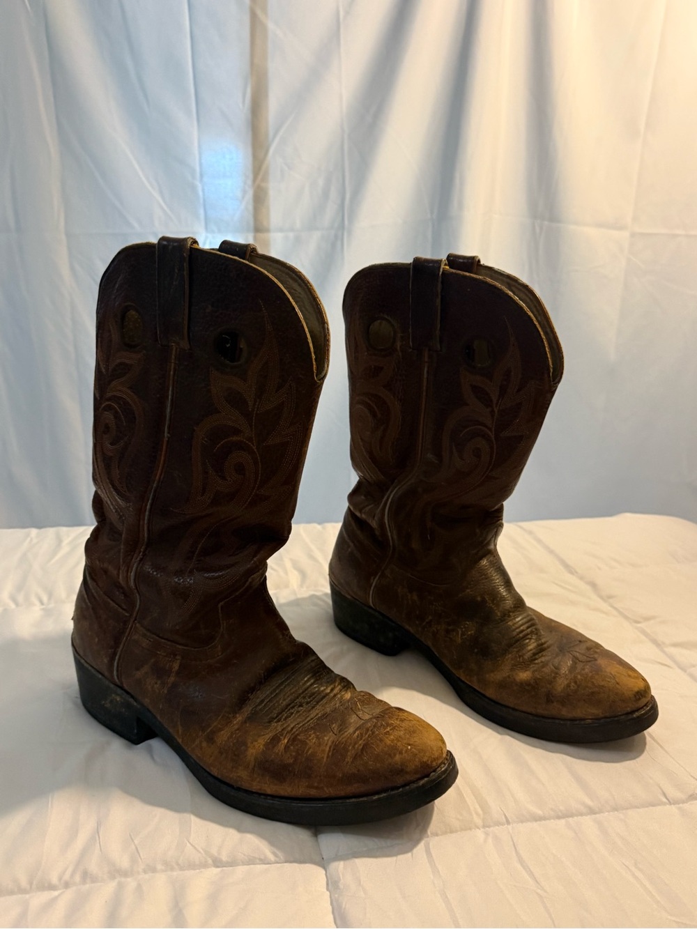 Men's Classic Brown Leather Western Boots with Embroidered Shaft